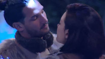 João Zoli e Gabi Prado beijam muito durante a Festa do Gelo (Reprodução)